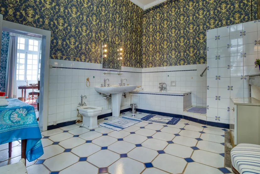 Room for 2 in a castle with private lake of 12.36 ac