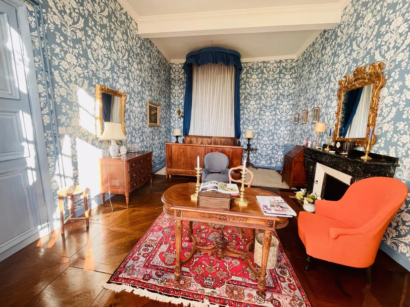 Room for 2 in a castle with private lake of 12.36 ac
