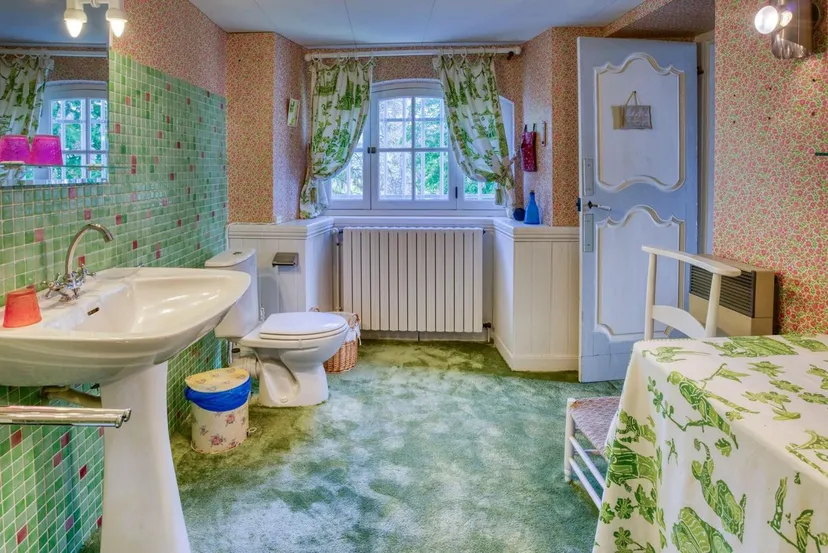 Room for 6 in a castle with private lake of 12.36 ac