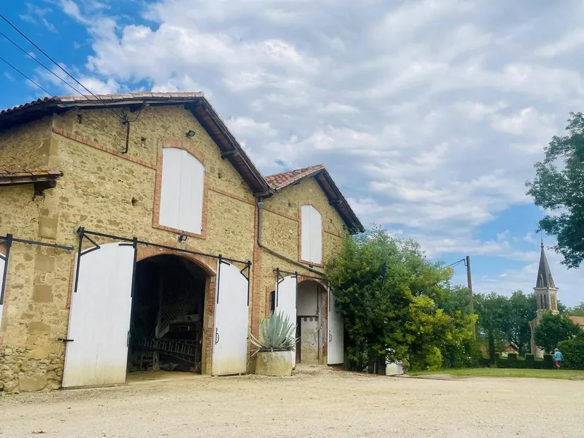 Room for 6 in a castle with private lake of 12.36 ac