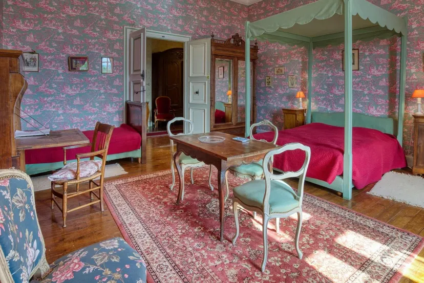 Room for 6 in a castle with private lake of 12.36 ac