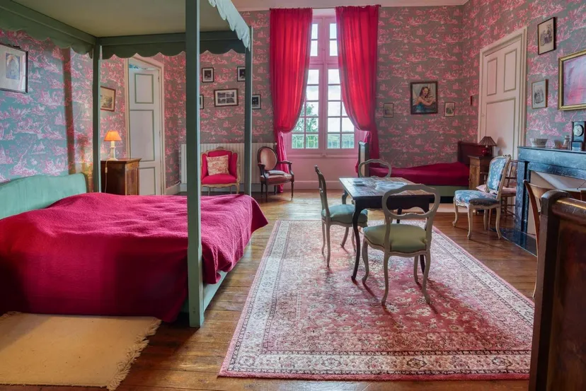 Room for 6 in a castle with private lake of 12.36 ac