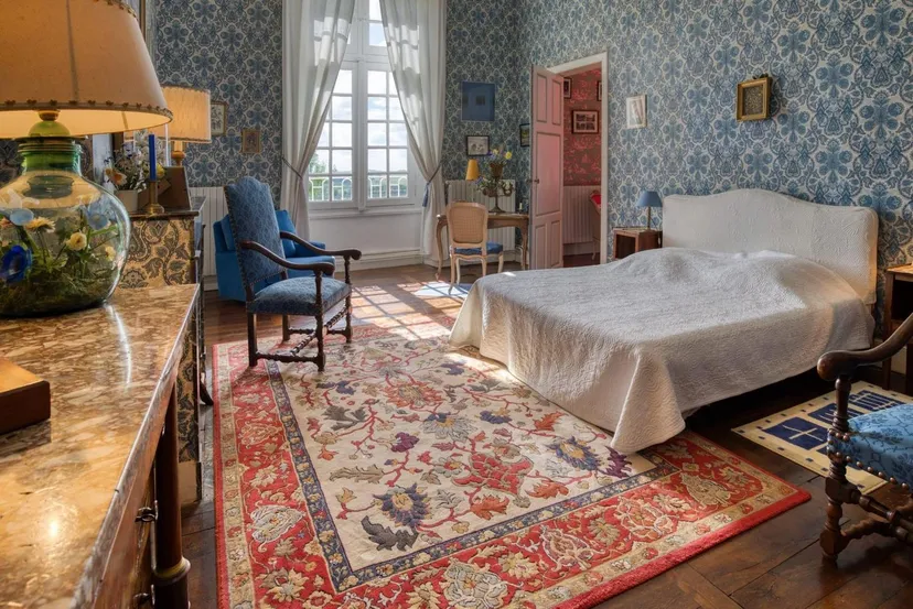 Room for 6 in a castle with private lake of 12.36 ac