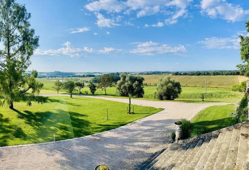 Room for 6 in a castle with private lake of 12.36 ac