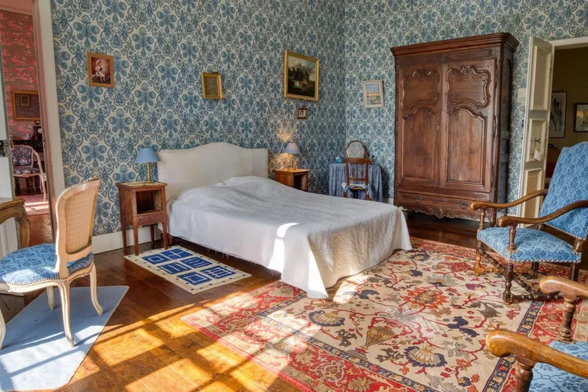 Room for 6 in a castle with private lake of 12.36 ac