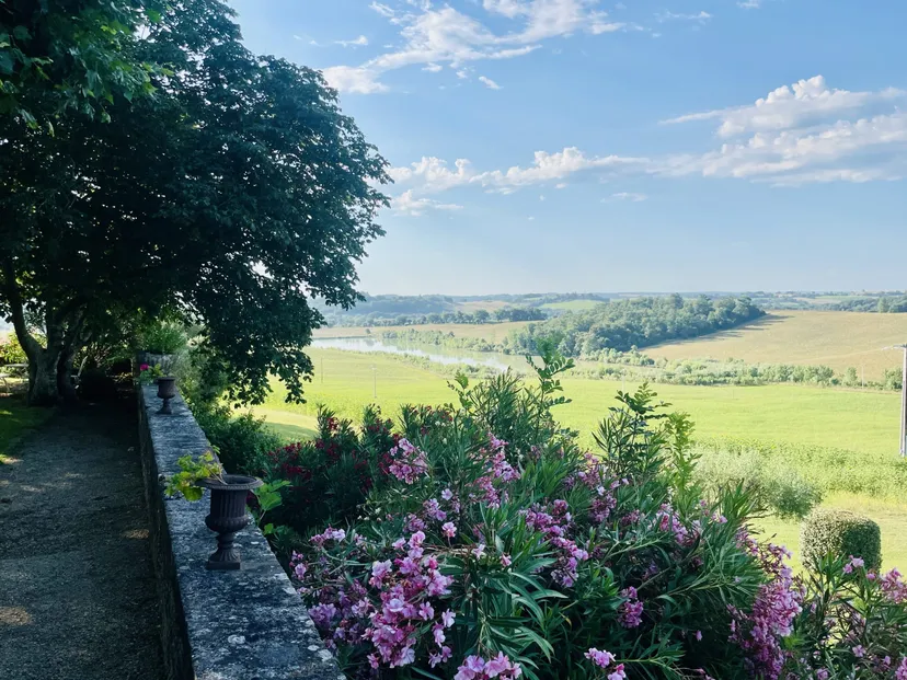 Room for 6 in a castle with private lake of 12.36 ac