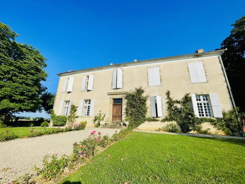 Room for 6 in a castle with private lake of 12.36 ac