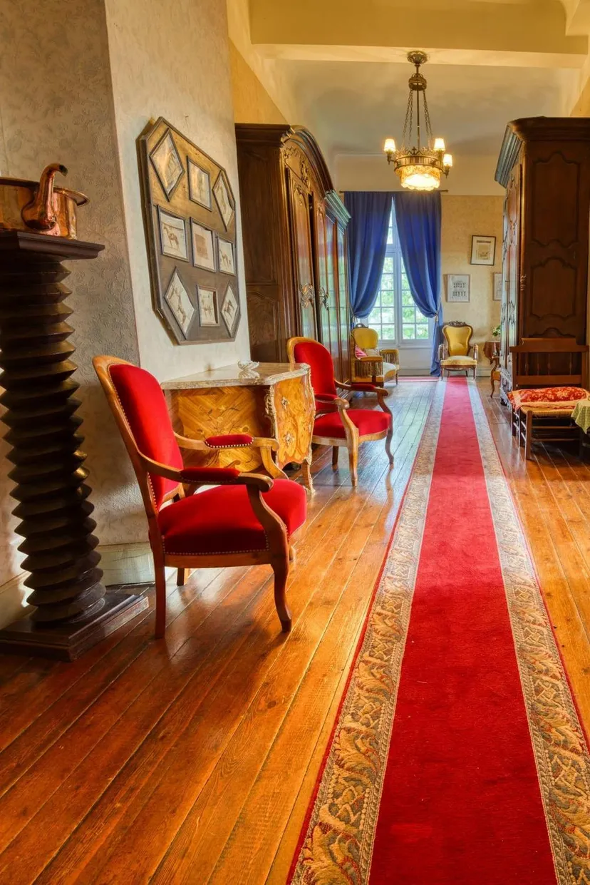 Room for 6 in a castle with private lake of 12.36 ac