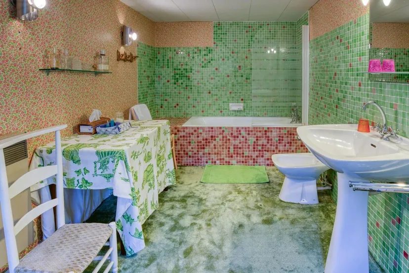 Room for 6 in a castle with private lake of 12.36 ac
