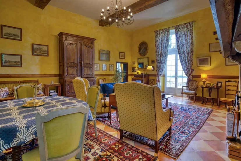 Room for 6 in a castle with private lake of 12.36 ac