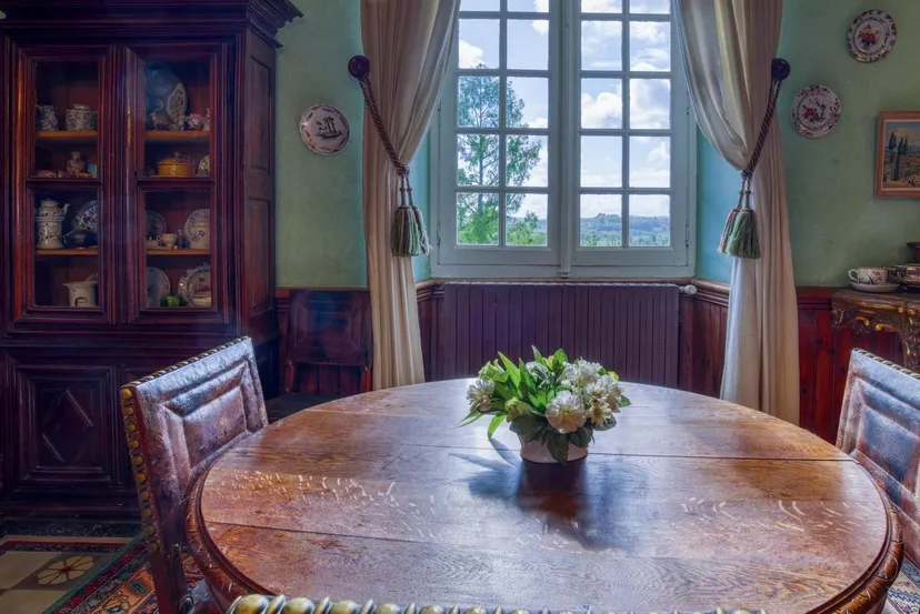 Room for 6 in a castle with private lake of 12.36 ac