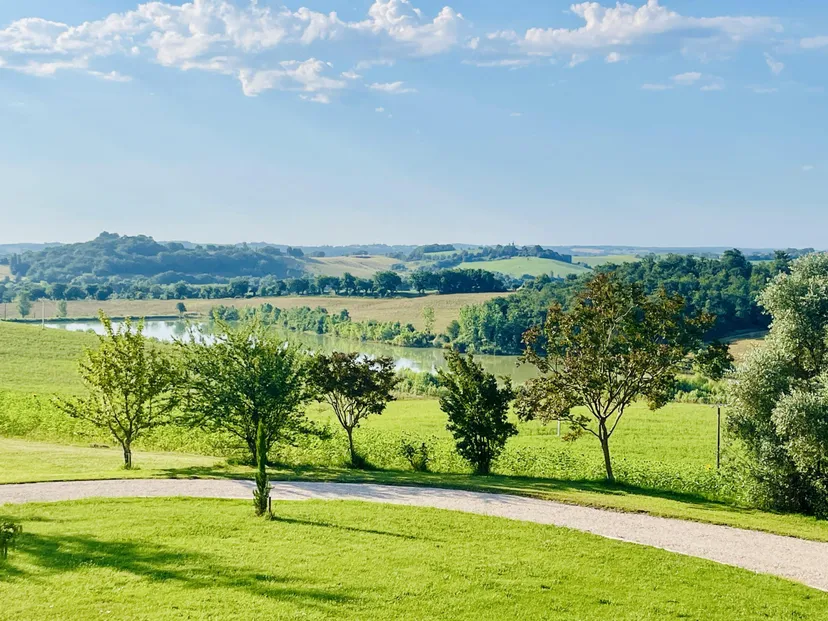 Room for 6 in a castle with private lake of 12.36 ac