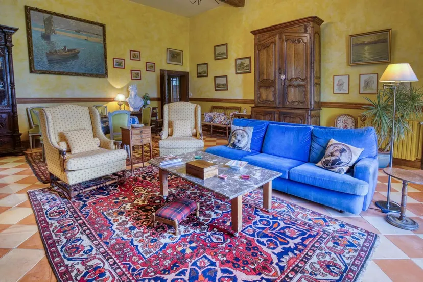 Room for 6 in a castle with private lake of 12.36 ac