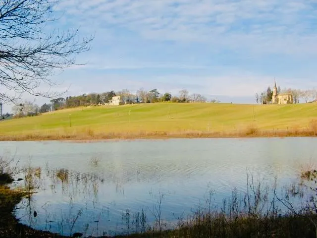 Room for 6 in a castle with private lake of 12.36 ac