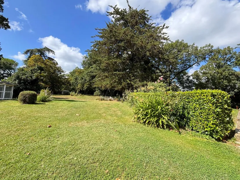 Room for 6 in a castle with private lake of 12.36 ac