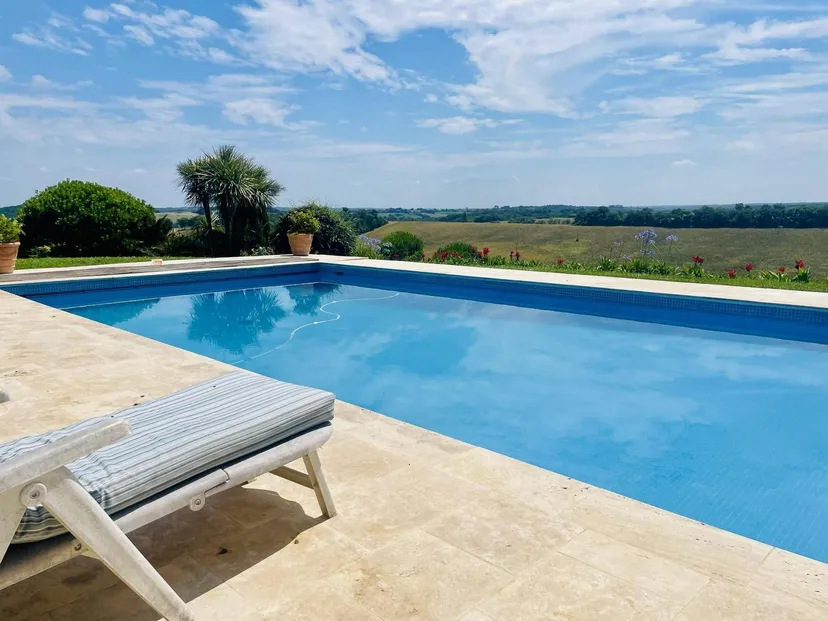 Room for 6 in a castle with private lake of 12.36 ac