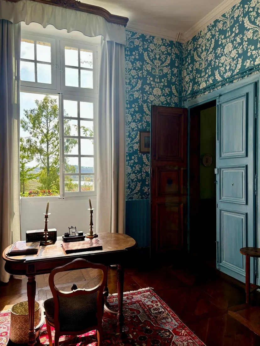 Room for 6 in a castle with private lake of 12.36 ac