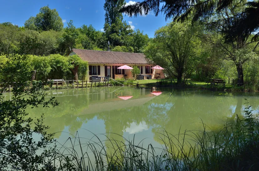 Gîte à proximité des grottes de Lascaux avec accès à deux étangs privés et une piscine - BMB