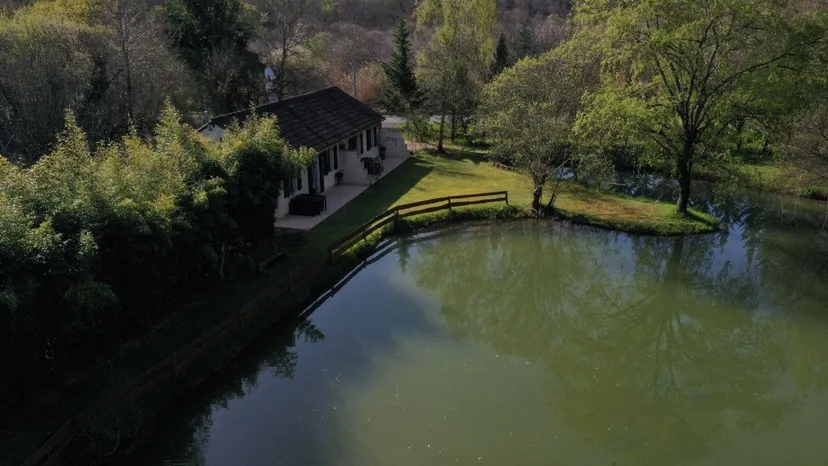 Gîte à proximité des grottes de Lascaux avec accès à deux étangs privés et une piscine - BMB