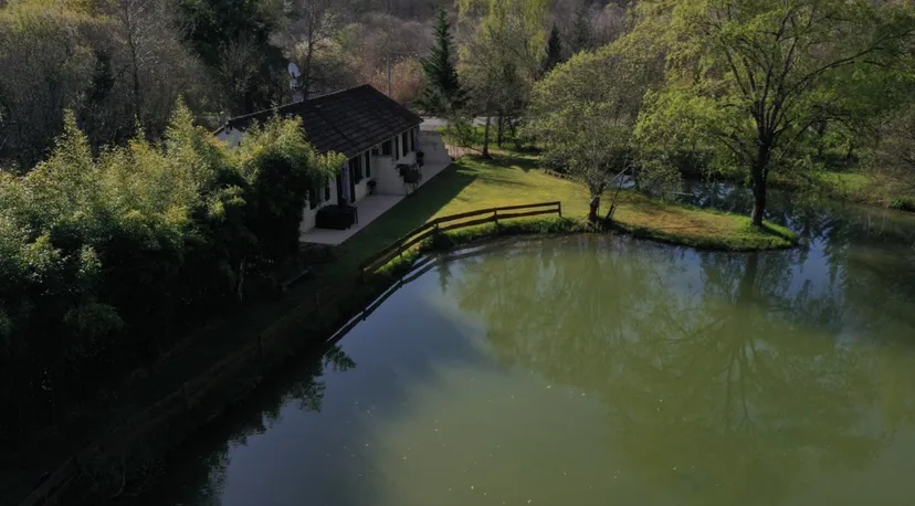 Gîte à proximité des grottes de Lascaux avec accès à deux étangs privés et une piscine - BMB