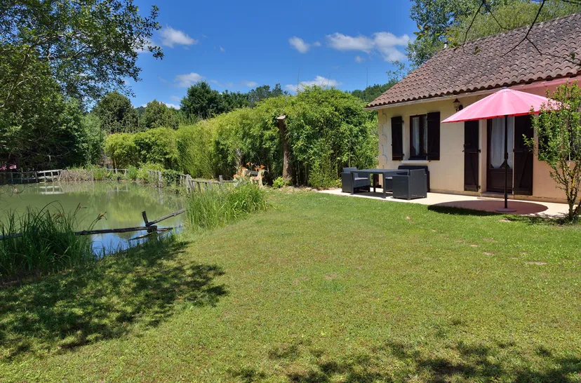 Gîte avec piscine et 2 étangs privés pour 4 personnes proche de Lascaux - TIL