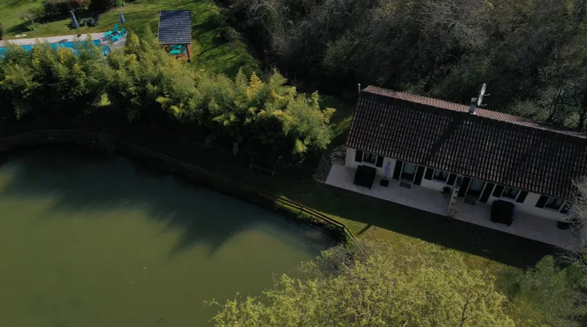 Gîte avec piscine et 2 étangs privés pour 4 personnes proche de Lascaux - TIL