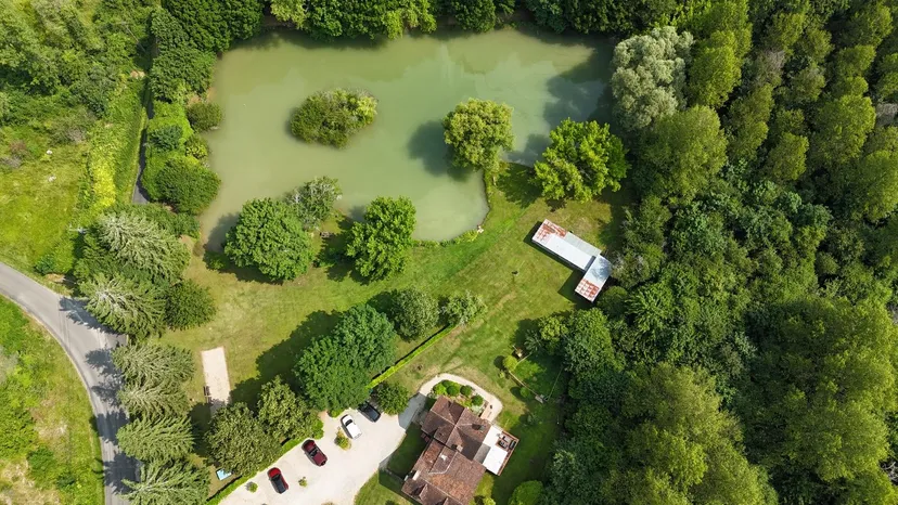 Gîte avec piscine et 2 étangs privés pour 4 personnes proche de Lascaux - TIL
