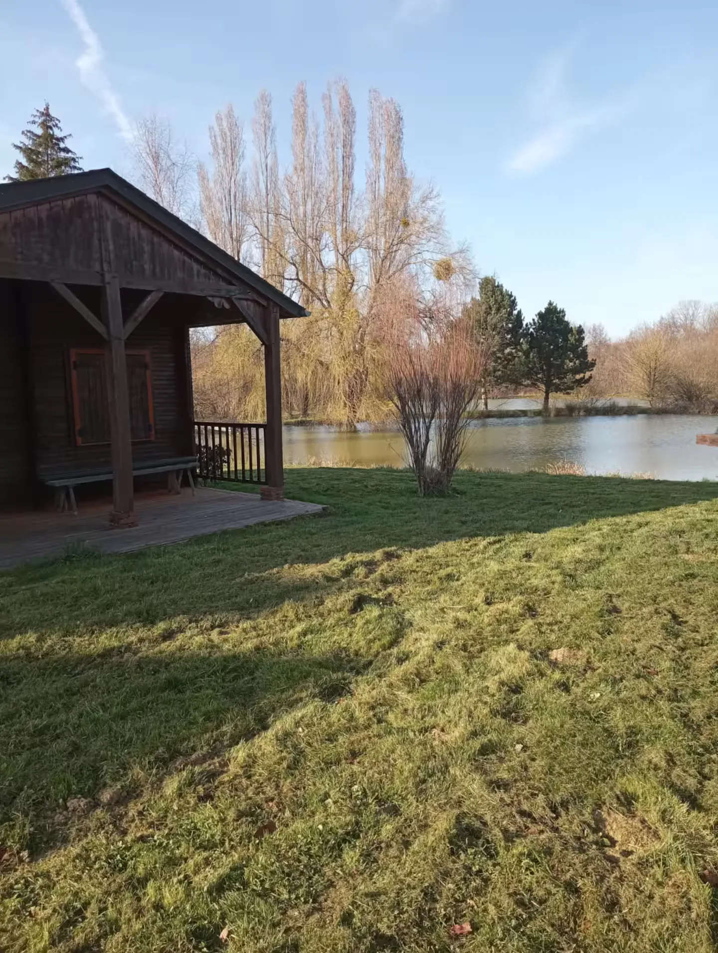 Location chalet de 1 à 4 personnes au bord de deux étangs privés