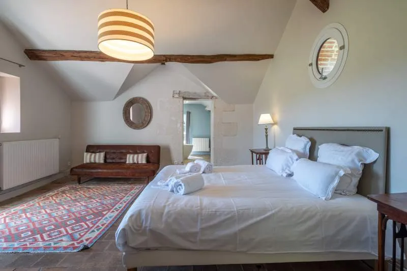 Maison de charme en Touraine, 12 personnes, dans un domaine avec étangs privés de 15ha