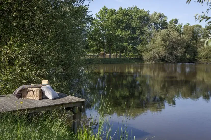 Maison contemporaine pour 8 personnes de charme avec accès à un étang de pêche privé de 15ha