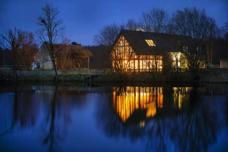 Maison contemporaine pour 8 personnes de charme avec accès à un étang de pêche privé de 15ha