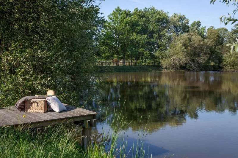Maison contemporaine pour 8 personnes de charme avec accès à un étang de pêche privé de 15ha