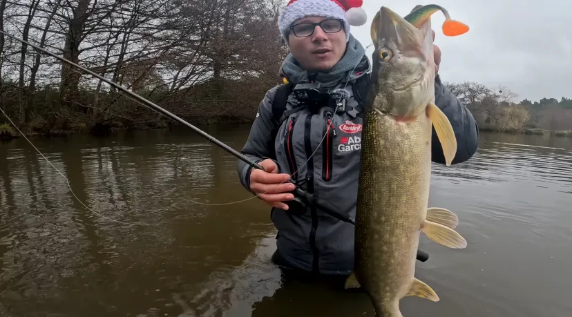 Pêche du carnassier à la journée en Touraine avec accès à un étang de pêche privé de 15ha