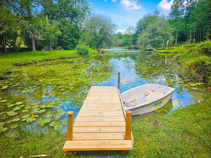 Gîte au coeur de la fôret sur un domaine avec étang