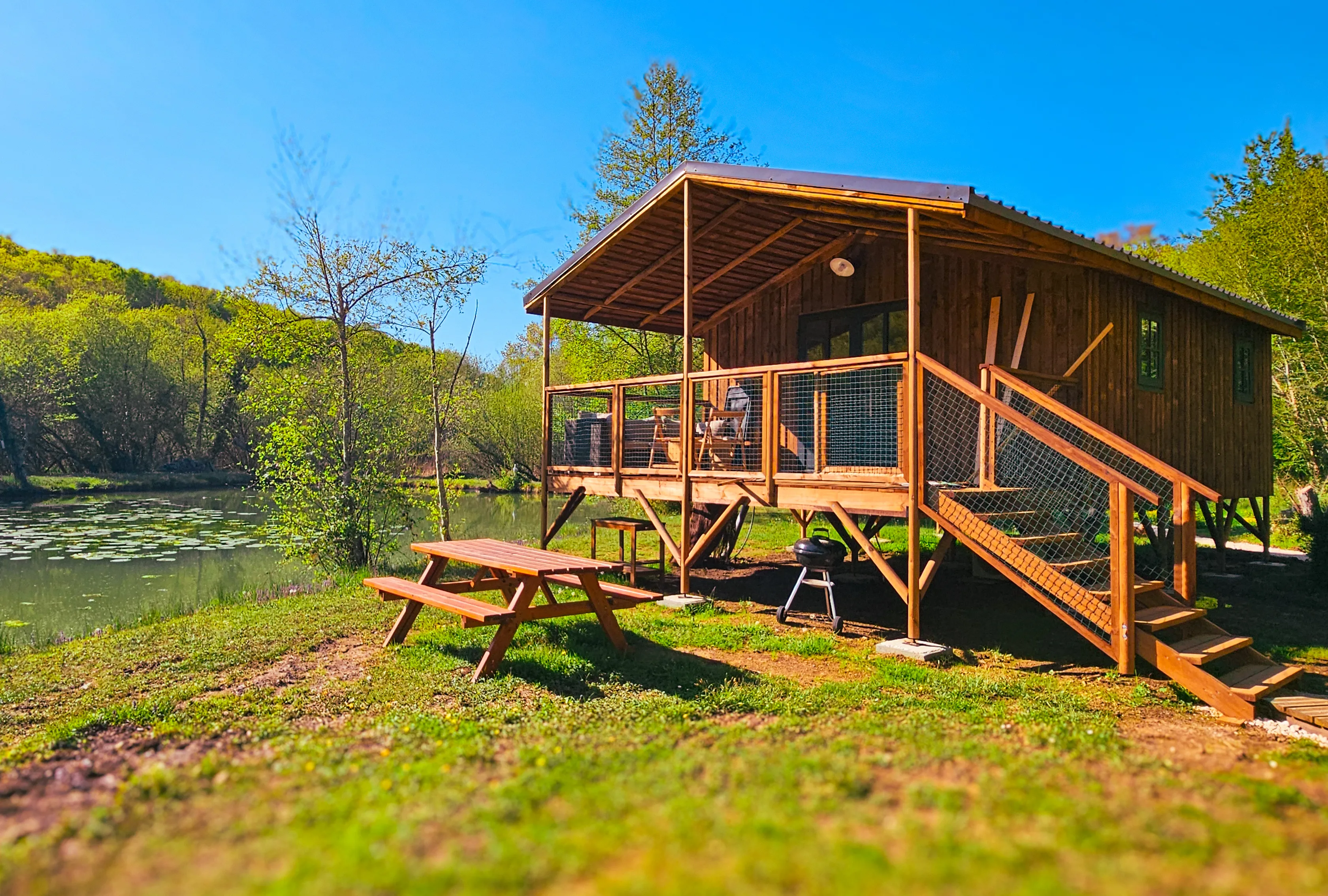 Lodge sur pilotis au bord d'un étang