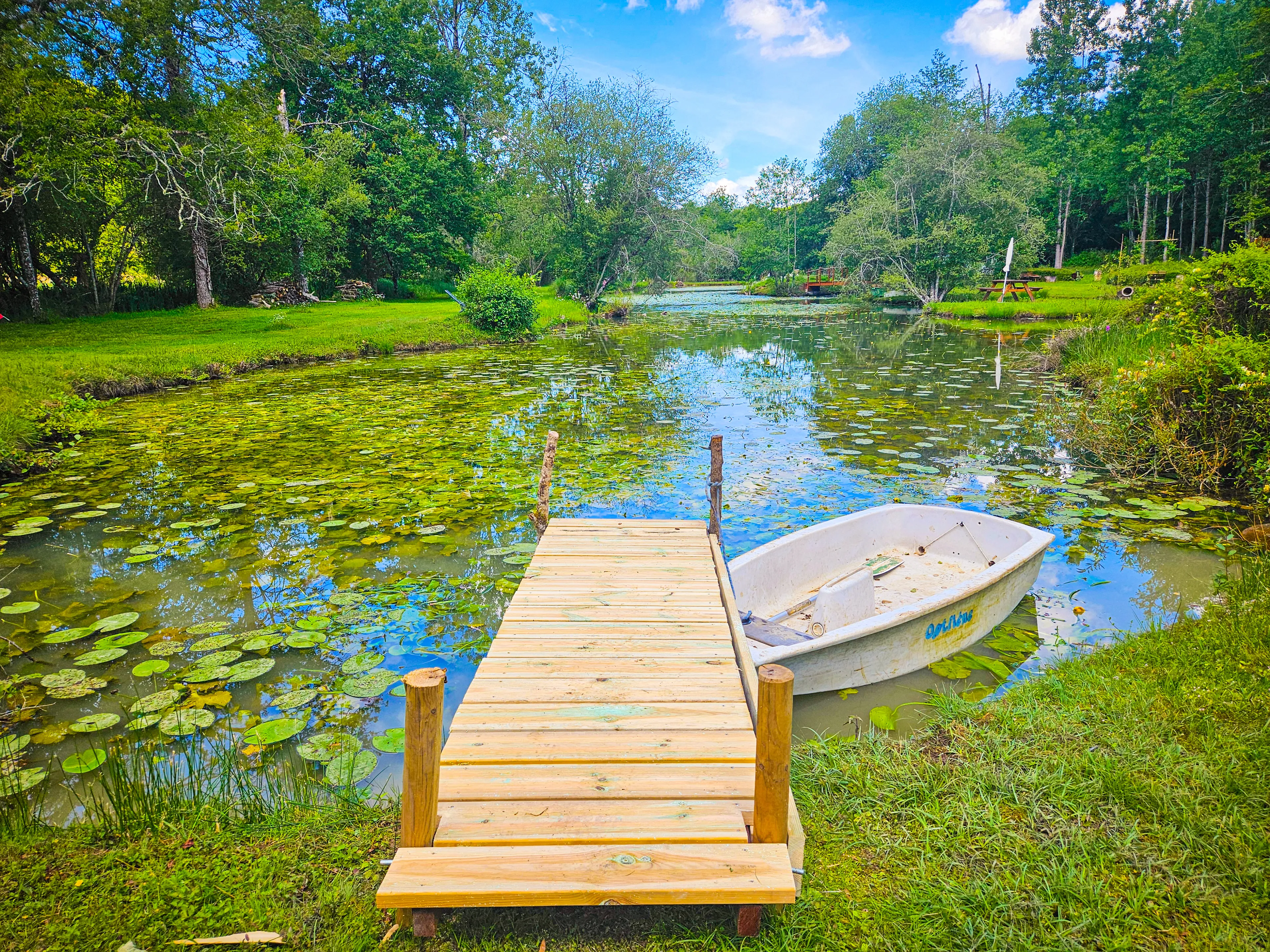Lodge sur pilotis au bord d'un étang
