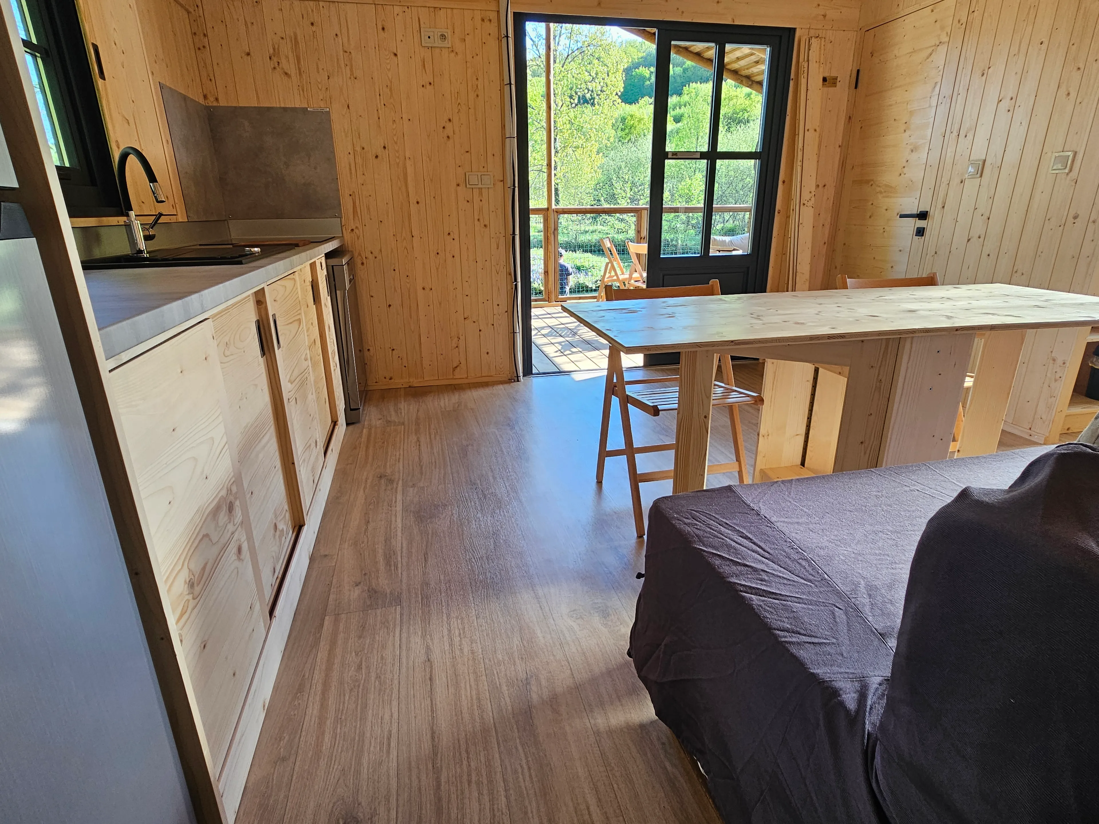 Lodge sur pilotis au bord d'un étang