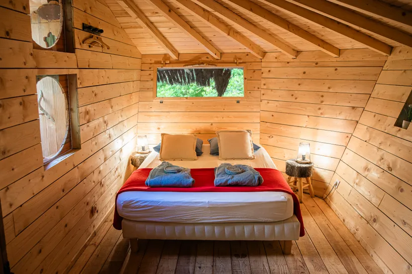 Cabane perchée au bord de l’eau en Mayenne – Calme et nature pour 2 personnes