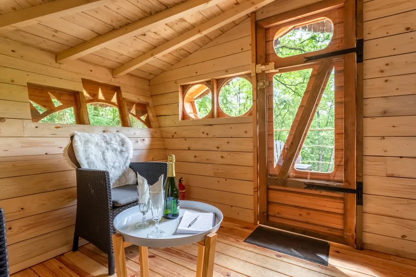 Cabane perchée au bord de l’eau en Mayenne – Calme et nature pour 2 personnes