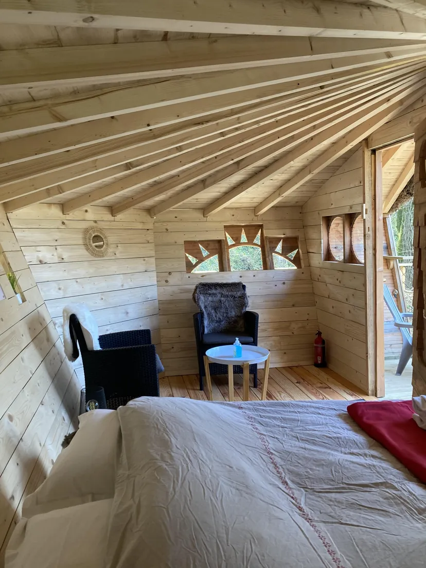 Cabane perchée au bord de l’eau en Mayenne – Calme et nature pour 2 personnes