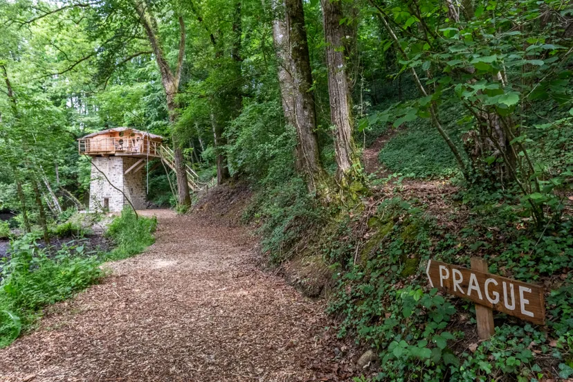 Cabane perchée au bord de l’eau en Mayenne – Calme et nature pour 2 personnes