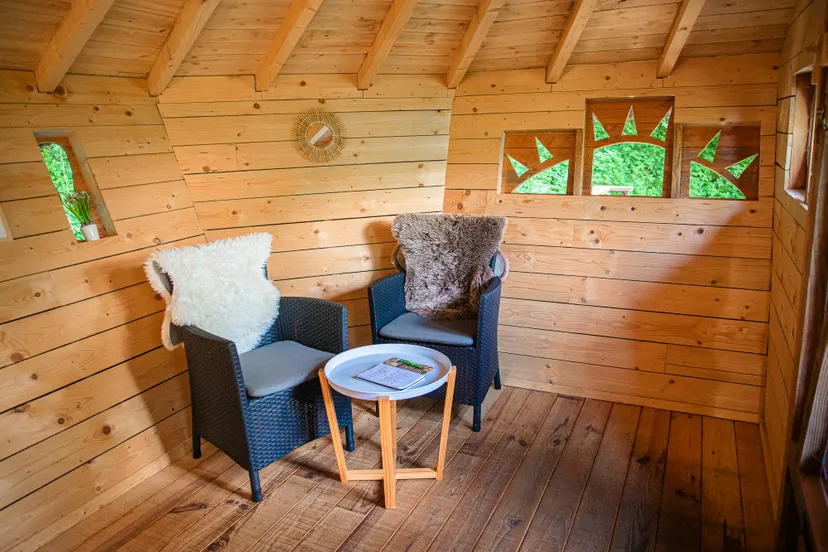 Cabane perchée au bord de l’eau en Mayenne – Calme et nature pour 2 personnes