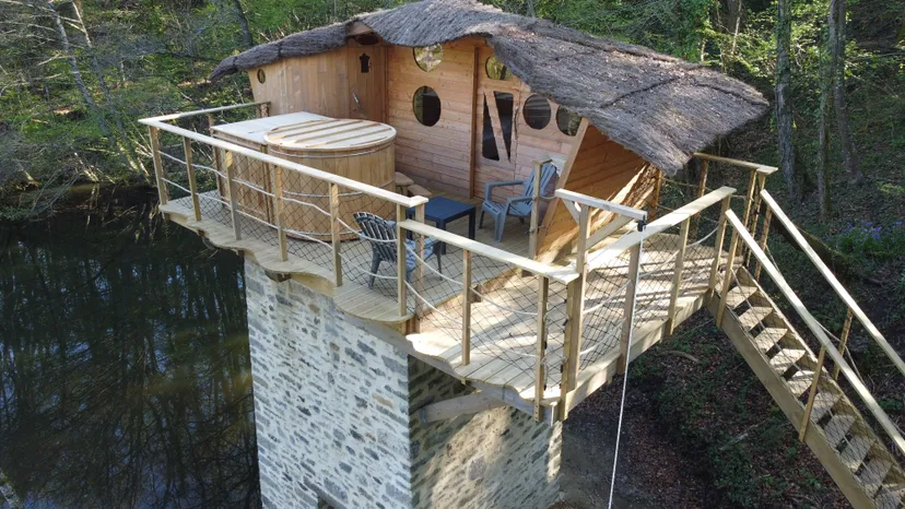 Cabane perchée au bord de l’eau en Mayenne – Calme et nature pour 2 personnes