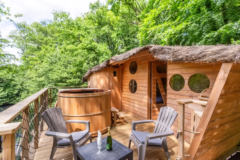 Cabane perchée au bord de l’eau en Mayenne – Calme et nature pour 2 personnes