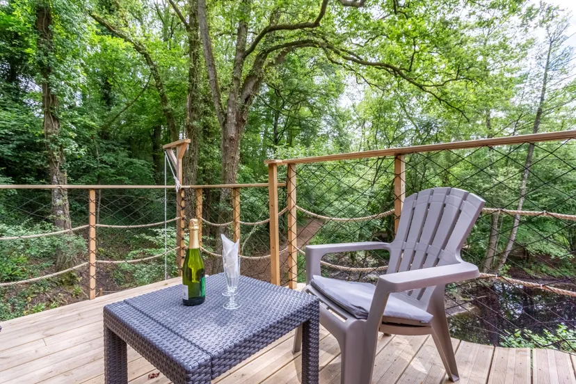 Cabane perchée au bord de l’eau en Mayenne – Calme et nature pour 2 personnes