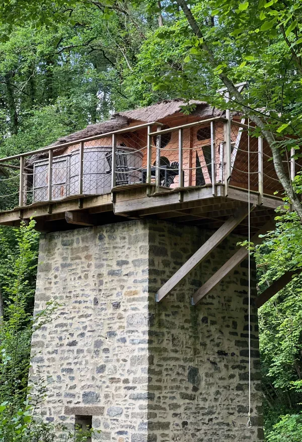 Cabane perchée au bord de l’eau en Mayenne – Calme et nature pour 2 personnes