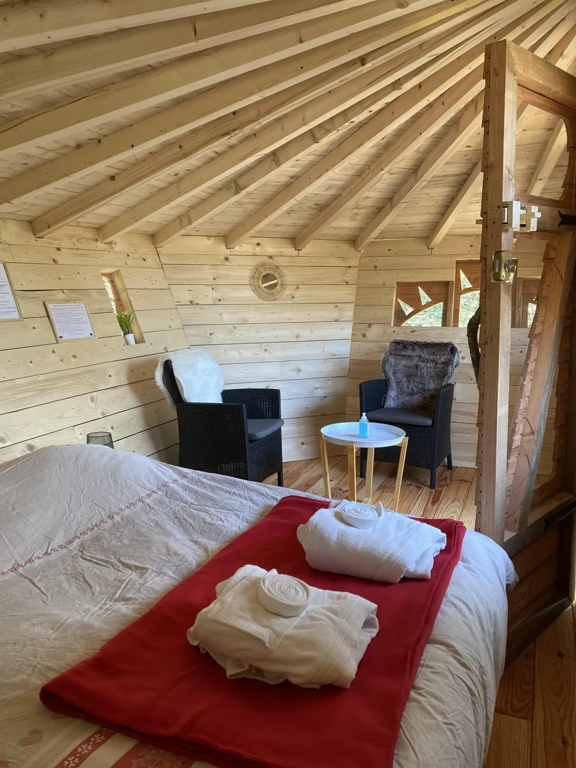 Cabane perchée au bord de l’eau en Mayenne – Calme et nature pour 2 personnes