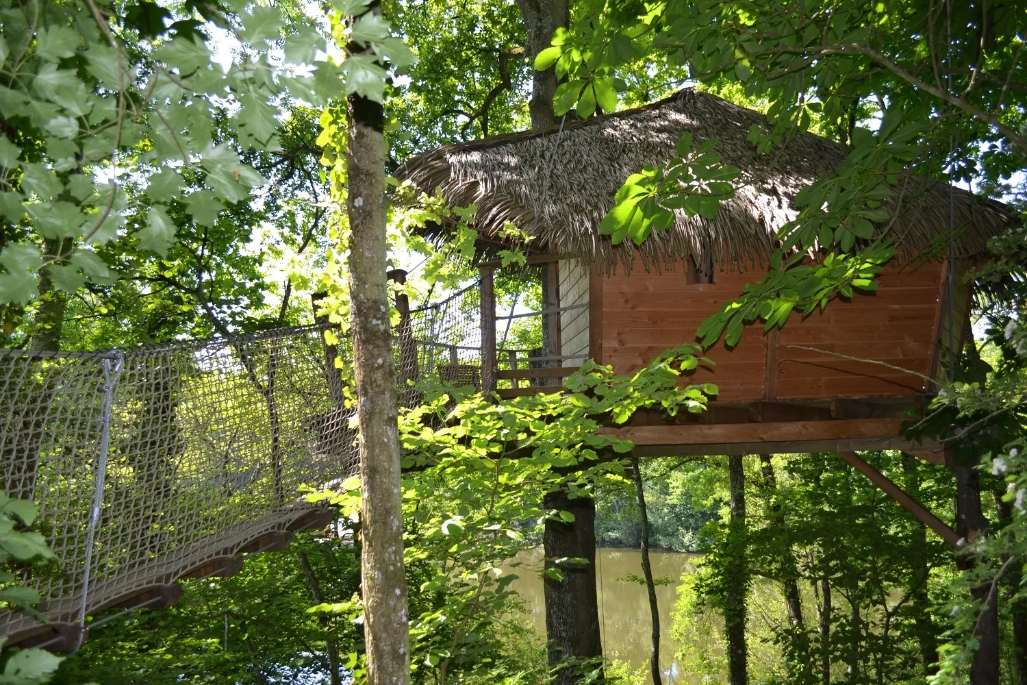 Cabane insolite avec spa et vue sur l’étang de pêche en Mayenne pour 2 personnes