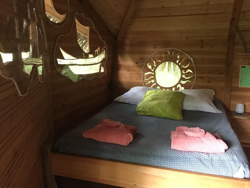 Cabane insolite avec spa et vue sur l’étang de pêche en Mayenne pour 2 personnes