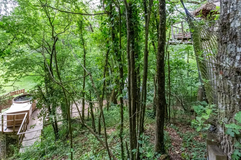 Cabane insolite avec spa et vue sur l’étang de pêche en Mayenne pour 2 personnes